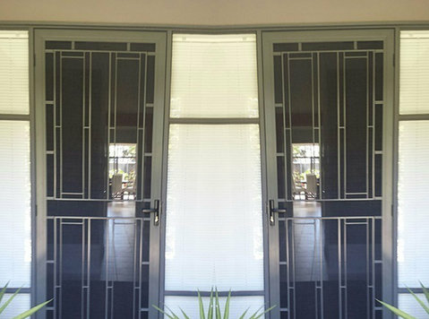 Premium Aluminium Doors with Colonial Detailing - Hushåll/Reparation