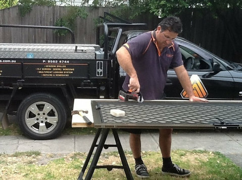 Trusted Security Door Repairs in Melbourne - வீடு  நிர்வாகம் /பழுது  பார்த்தல்