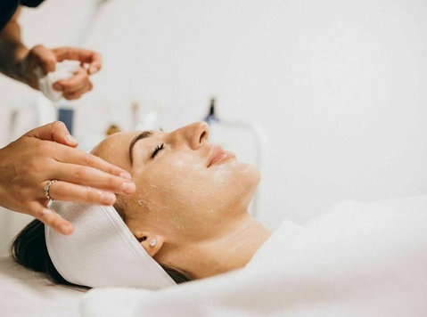 Treat Yourself to a Facial at Deux Chic Spa in Vancouver - Moda/Beleza