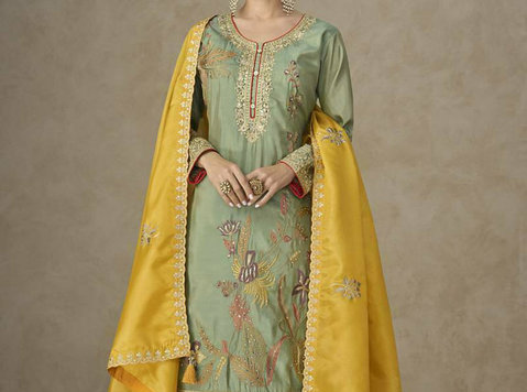 Dance Through Navratri in Style – Traditional Salwar Suits - Roupas e Acessórios