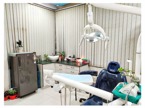 Best Dentist in Zirakpur : Gupta Smile Clinic - Чистење