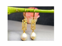 Gold hook Earrings with hanging pearls in 18k Gold - Odjevni predmeti