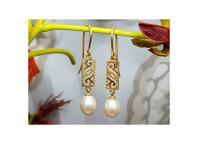 Gold hook Earrings with hanging pearls in 18k Gold - Clothing/Accessories