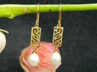 Gold hook Earrings with hanging pearls in 18k Gold - 服饰