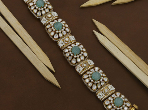 Kundan Jewellery | Opulent Pieces for All Occasions - 	
Kläder/Tillbehör