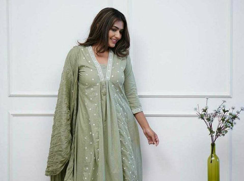 Shop Fashionable Kurtis & Pants for a Fresh Look - Ruha/Ékszer