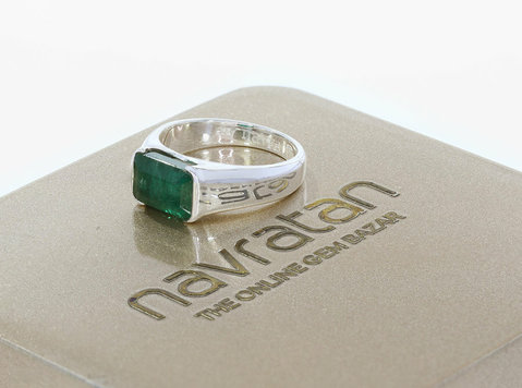 Emerald Magic – Elevate Your Style - 	
Samlarföremål/Antikviteter