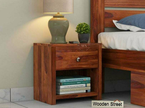 denzel bedside table in honey finish – space-saving wooden - Möbler/Redskap