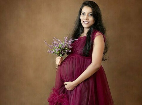 amongst Wildflowers and Dreams: Crafting Timeless Maternity - Altro
