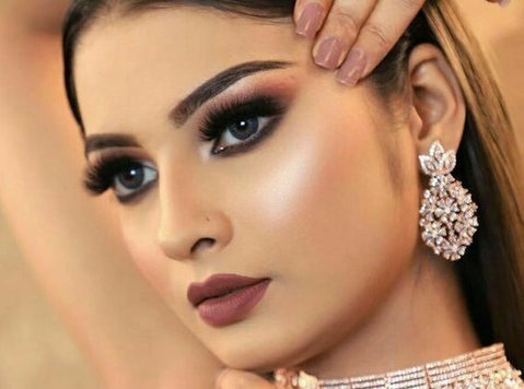 Best Makeup Artist for Engagement in Noida, Delhi, Ghaziabad - Moda/Beleza