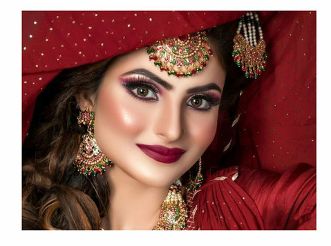 Stunning Bridal Makeup Services in Delhi - Szépség/Divat