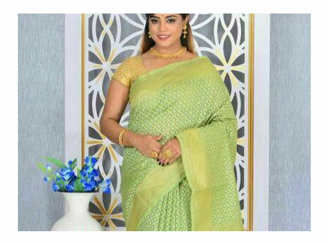 Best collection of Chanderi Silk Sarees online at Ammk - เสื้อผ้า/เครื่องประดับ