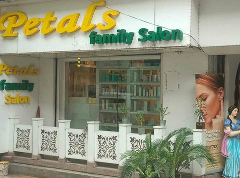 Best Family Salon In Kolkata | Petals Family Salon - Szépség/Divat
