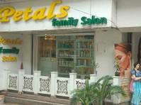 Best Family Salon In Kolkata | Petals Family Salon - بناؤ سنگھار/فیشن