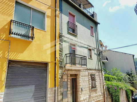 Charming Townhouse with Two Independent Apartments - Iné