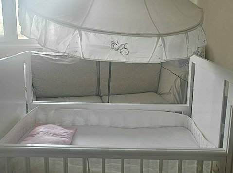 Wooden Baby Crib with Mattress - Vauvojen/Lasten tarvikkeet