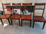 4-seater wood dining table - Nábytek a spotřebiče