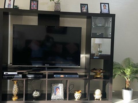 A TV unit/entertainment Center for Sale: Price Negotiable - Móveis e decoração