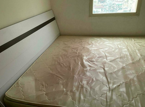 Queen Bed with Bed Frame - Møbler/Husholdningsartikler