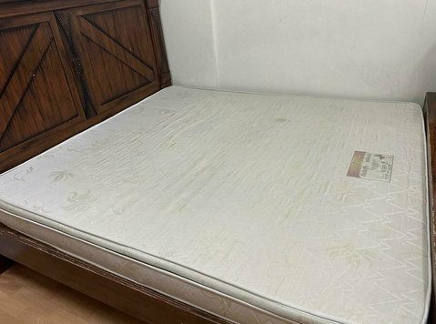 Queen Size bed with Al Bahli Medicated mattress for free - பார்நிச்சர் /வீடு உபயோக  பொருட்கள் 