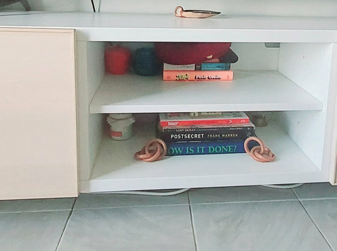 Wooden Tv stand - Møbler/Husholdningsartikler