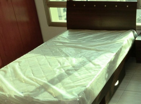 للبيع سرير صغير بحالة جيده به درج سفلى بدون مرتبه ب 25 دك با - Möbel/Haushaltsgeräte