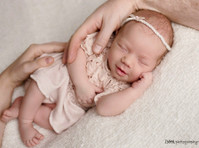 Newborn,maternity and family photographer in Budapest - غيرها
