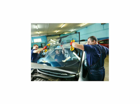 Precision Auto Glass Repairs for Your Vehicle - Sonstige