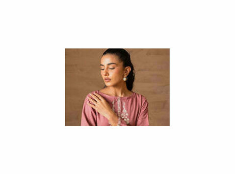 Elevate Your Style with Trendy & Elegant Women Clothing - لباس / زیور آلات