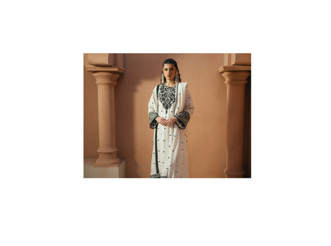 The Ultimate Guide to Buying Stitched & Unstitched Clothes - لباس / زیور آلات