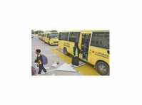 School on Wheels: Pioneering Transportation for Academic - Mudança/Transporte