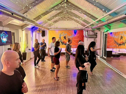 Unterhaltungsgespräch in der Salsa-tanzschule in Zürich - Övrigt