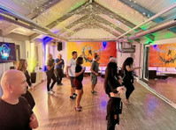Unterhaltungsgespräch in der Salsa-tanzschule in Zürich - دیگر