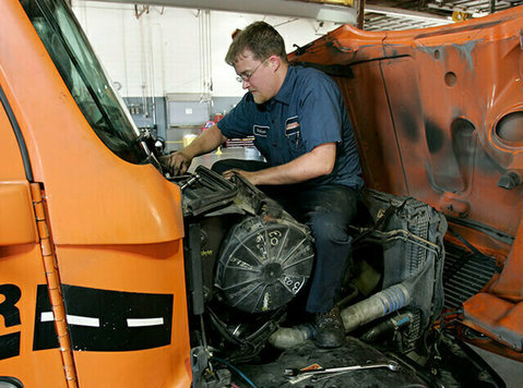 diesel mechanics training service at Sa Mining College - Autre