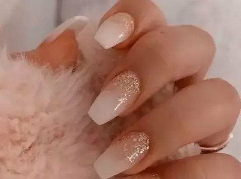Black and White Beauty Salon - JLT - Убавина / Мода