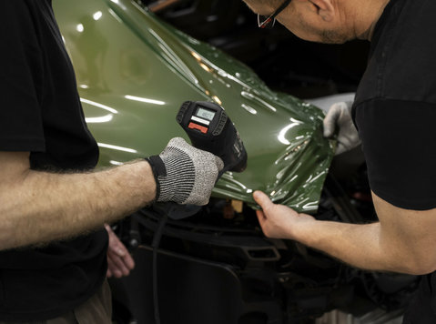 Experience Showroom Shine with Our Top Car Detailing Company - Obchodní partner