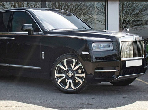 Book a Rolls Royce Cullinan for Hire in the Uk - Oasis Limo - Chuyển/Vận chuyển