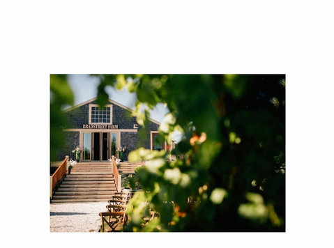 Bradstreet Farm: Historic Charm in MA Barn Wedding Venues - Khác
