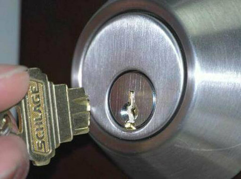 Broken Key Extraction In Portland - Outros