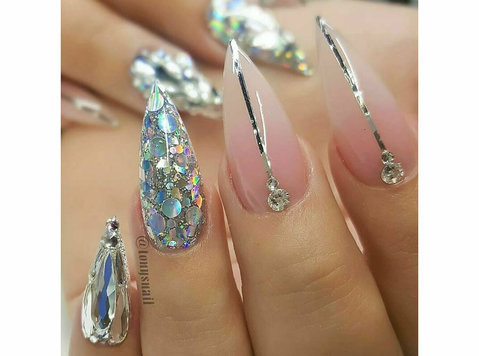 Queen Bee Nails & Spa - سپا اور مالش