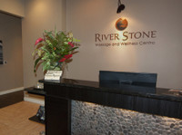 River Stone Massage & Wellness Centre (1) - آلٹرنیٹو ھیلتھ کئیر