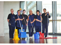 Bright Office Cleaning (2) - Хигиеничари и слу