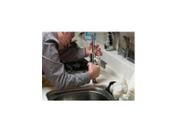 Guru Plumbing & Contracting (1) - Plombiers & Chauffage