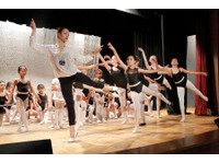 Easy Talent Academy (6) - Música, Teatro, Danza