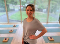 Louise Burchell - Yoga, Birth & Wellbeing (1) - Siłownie, fitness kluby i osobiści trenerzy