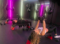 Luv Fitness Studios (1) - Tělocvičny, osobní trenéři a fitness