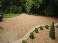 Creative Gardens and Driveways (1) - باغبانی اور لینڈ سکیپنگ