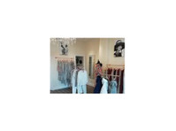 LOLA Independent Ladies Boutique (2) - Облека