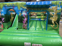 Inflatable World Ltd (2) - Играчки и Детски продукти