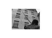 Bath window cleaners (1) - Cleaners & Cleaning services
